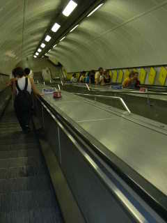 地下鉄のエスカレータ